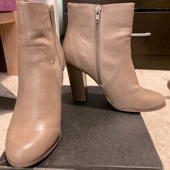 Taupe booties with block heel - Picture 1 of 5